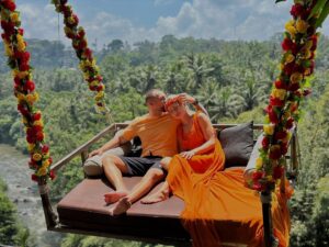 bali-desa-swing-couple-swing-near-ubud